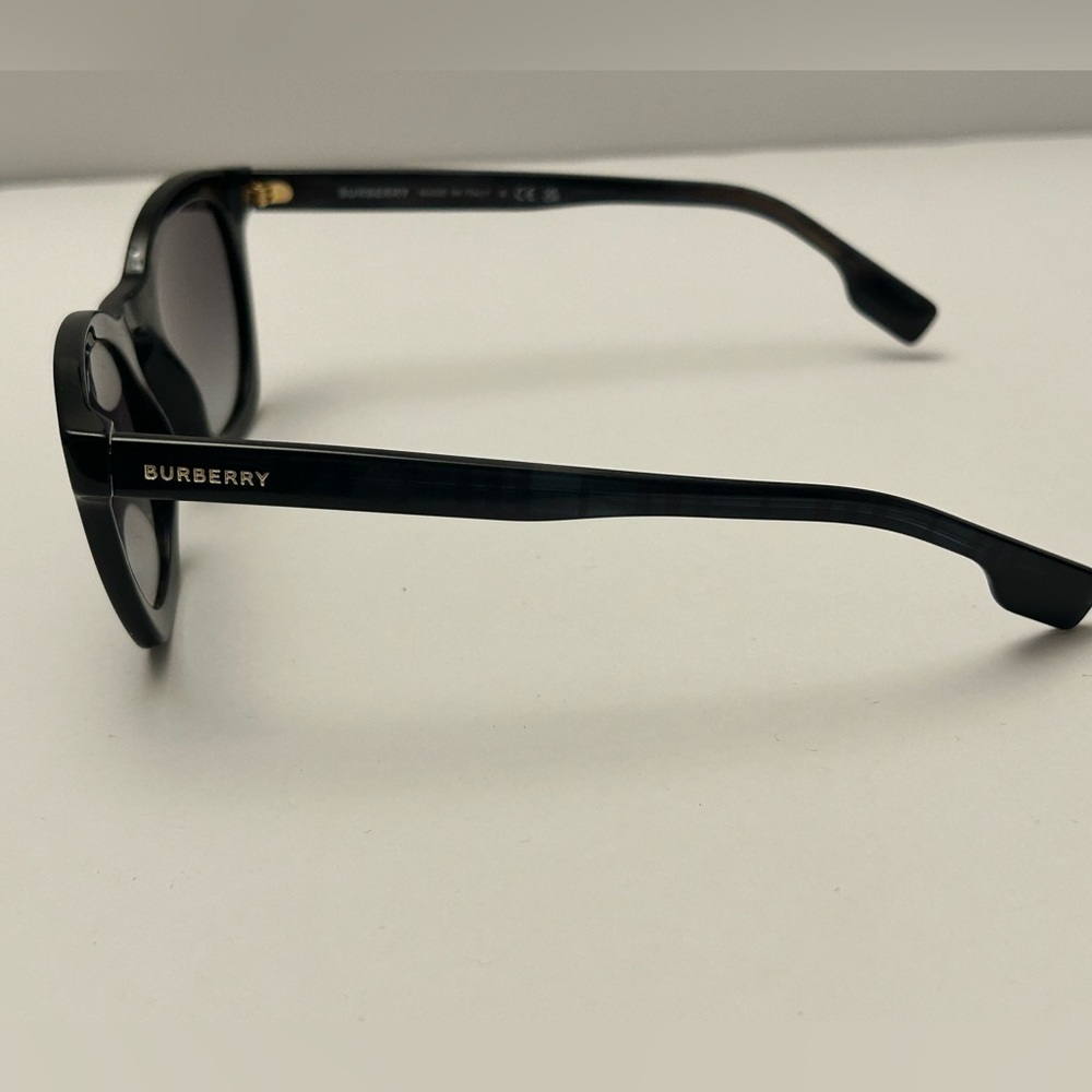 Burberry sunglasses - Picture 3 of 7